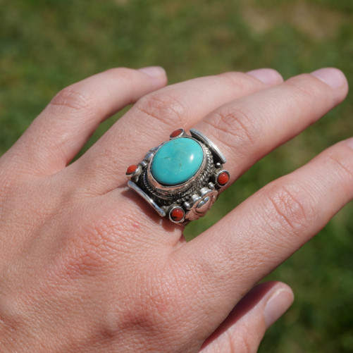 Anneau large Nepali argent ciselé Corail et Turquoise du Tibet T58