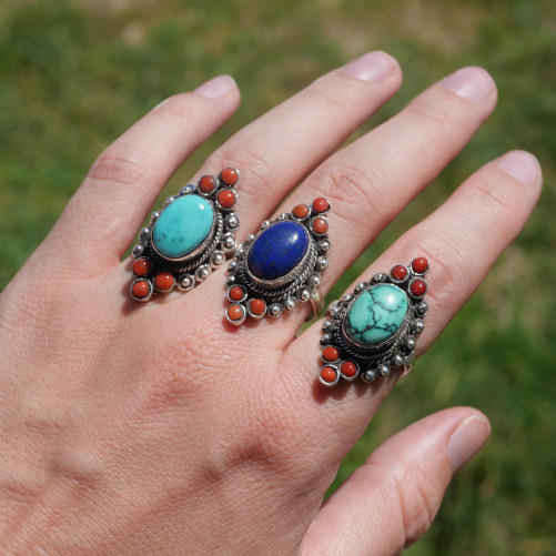 Bague allongée argent ciselé de boules, Corail et Turquoise du Tibet T56