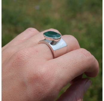Chevalière large en argent et pierre facettée en Agate verte T54/56