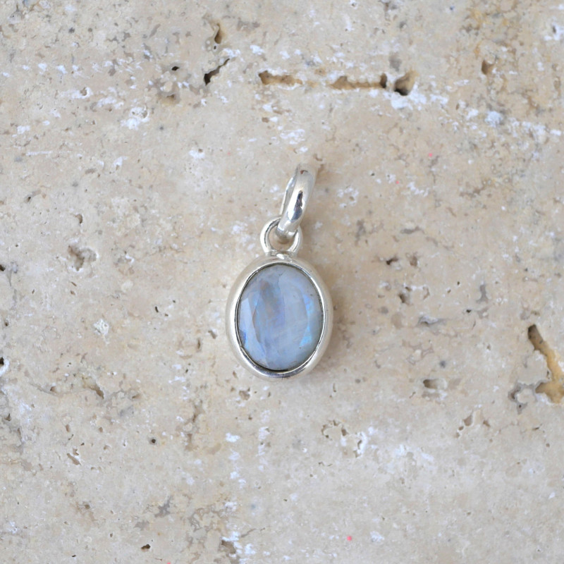 Pendentif ovale argent lisse et Pierre de lune irisée Pendentif ovale argent lisse et Pierre de lune irisée
