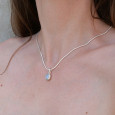 Pendentif ovale argent lisse et Pierre de lune irisée Pendentif ovale argent lisse et Pierre de lune irisée