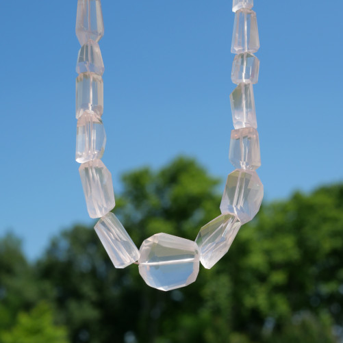 Gros collier pierres irrégulières en Quartz rose