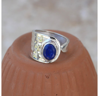 Anneau en argent martelé et petite pierre Lapis lazuli T52