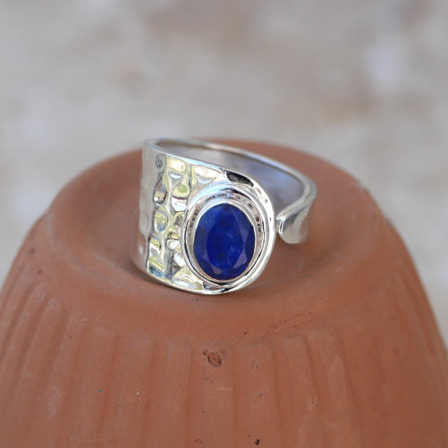 Anneau en argent martelé et petite pierre Lapis lazuli T52