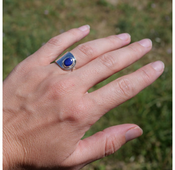 Anneau en argent martelé et petite pierre Lapis lazuli T52
