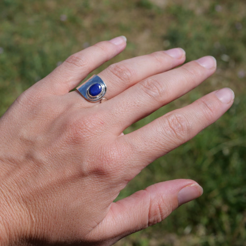 Anneau en argent martelé et petite pierre Lapis lazuli T52