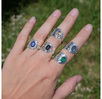 Anneau argent martelé et petite pierre Agate verte T57