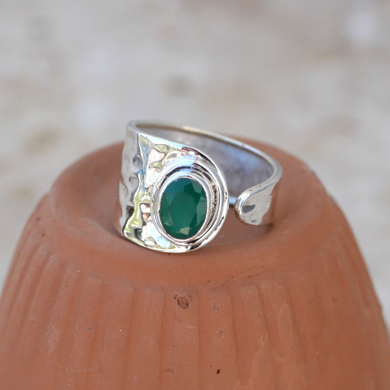 Anneau argent martelé et petite pierre Agate verte T57