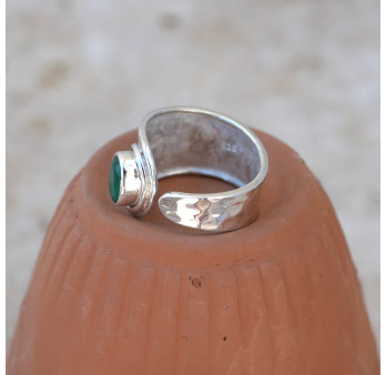 Anneau argent martelé et petite pierre Agate verte T57