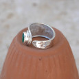 Anneau argent martelé et petite pierre Agate verte T57