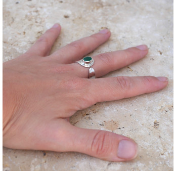 Anneau argent martelé et petite pierre Agate verte T57