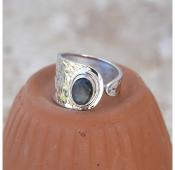 Anneau argent martelé et petite pierre Labradorite T56