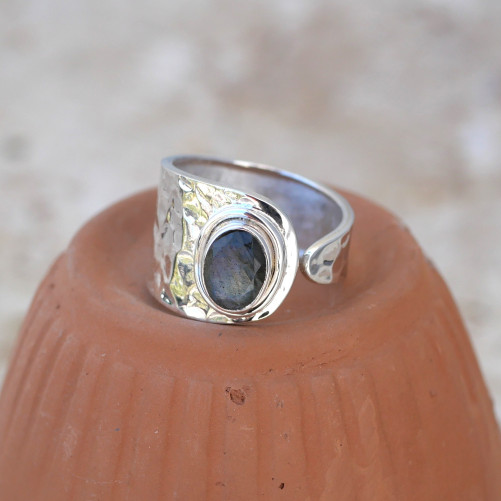 Anneau argent martelé et petite pierre Labradorite T56