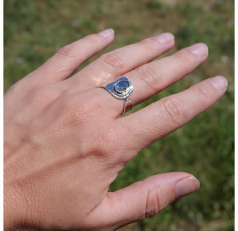 Anneau argent martelé et petite pierre Labradorite T56