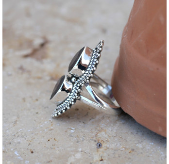 Longue bague 2 pierres Grenat gouttes et argent ciselé T52