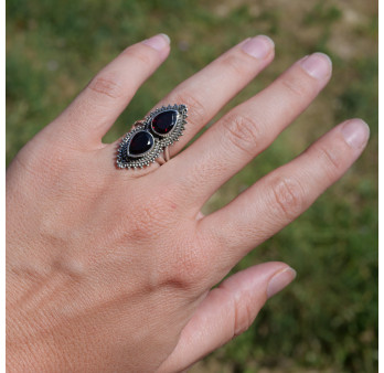 Longue bague 2 pierres Grenat gouttes et argent ciselé T52