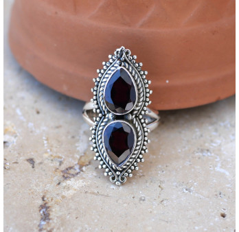 Longue bague 2 pierres Grenat gouttes et argent ciselé T52