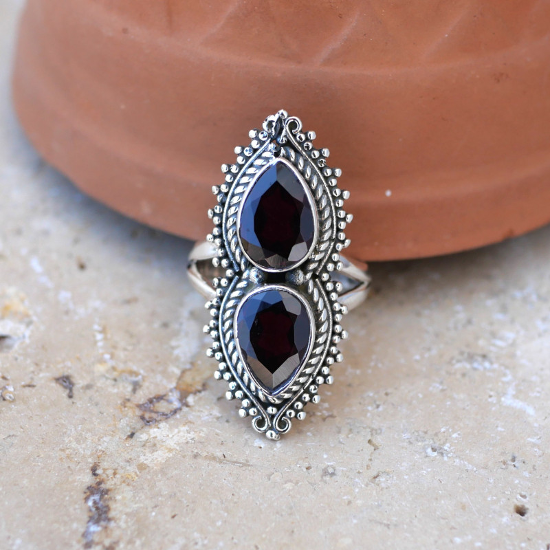 Longue bague 2 pierres Grenat gouttes et argent ciselé T52