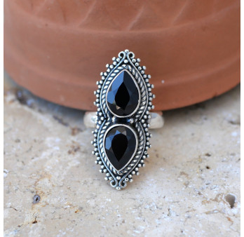 Longue bague 2 pierres Onyx noir gouttes et argent ciselé T54