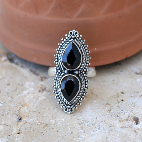 Longue bague 2 pierres Onyx noir gouttes et argent ciselé T54