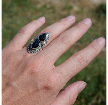 Longue bague 2 pierres Onyx noir gouttes et argent ciselé T54