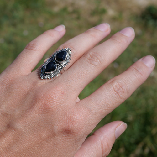 Longue bague 2 pierres Onyx noir gouttes et argent ciselé T54