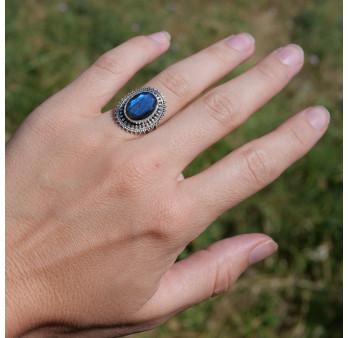 Bague en argent ciselé et pierre ovale Labradorite T54