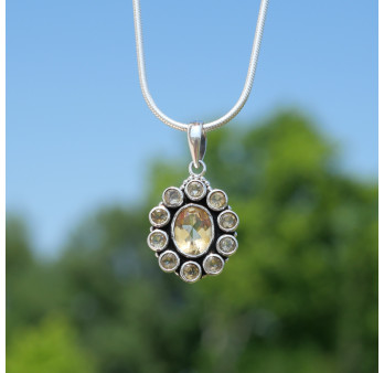 Pendentif fleur 11 pierres facettées en Citrine