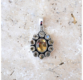 Pendentif fleur 11 pierres facettées en Citrine