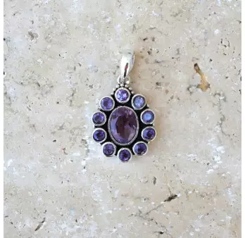 Pendentif fleur 11 pierres facettées en Améthyste