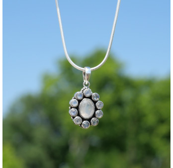 Pendentif fleur 11 pierres facettées en Pierre de lune