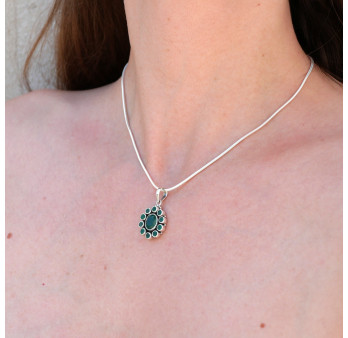 Pendentif fleur 11 pierres facettées en Agate verte