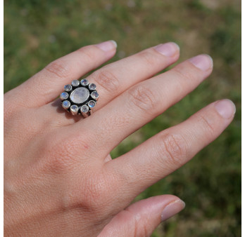 Bague fleur 11 pierres facettées en Pierre de lune T53