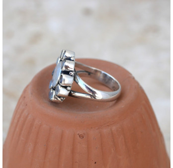 Bague fleur 11 pierres facettées en Pierre de lune T53