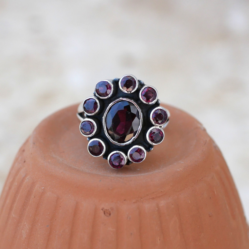 Bague fleur 11 pierres facettées en Grenat T54