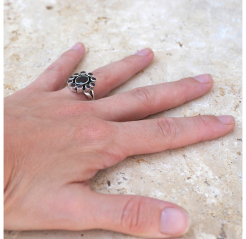 Bague fleur 11 pierres facettées en Grenat T54
