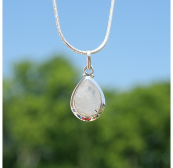 Pendentif goutte en argent lisse et pierre facettée en Pierre de lune