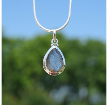 Pendentif goutte en argent lisse et pierre facettée en Labradorite