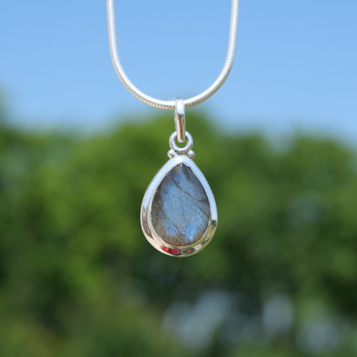 Pendentif goutte en argent lisse et pierre facettée en Labradorite