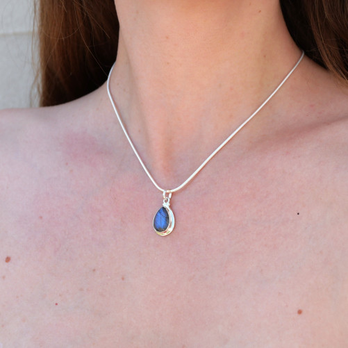 Pendentif goutte en argent lisse et pierre facettée en Labradorite