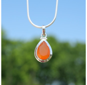 Pendentif goutte en argent lisse et pierre facettée en Cornaline