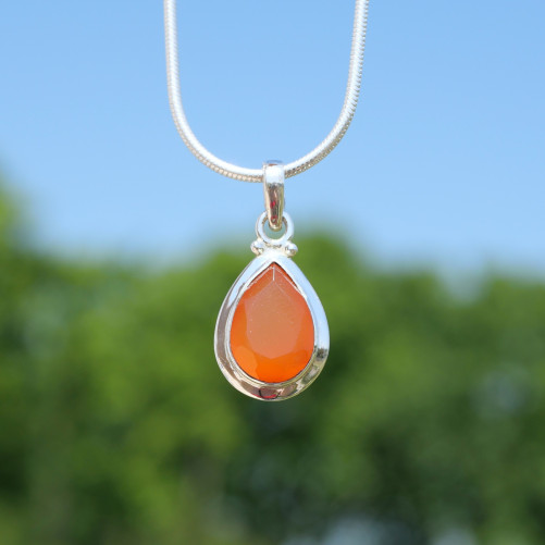 Pendentif goutte en argent lisse et pierre facettée en Cornaline