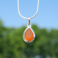 Pendentif goutte en argent lisse et pierre facettée en Cornaline Pendentif goutte en argent lisse et pierre facettée en Cornaline