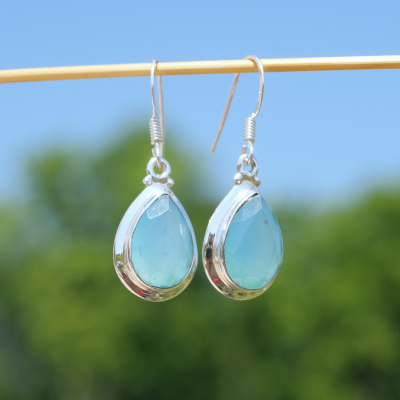 Boucles d'oreilles goutte en argent lisse et pierre facettée en Calcédoine Boucles d'oreilles goutte en argent lisse et pierre facettée en Calcédoine
