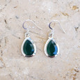 Boucles d'oreilles goutte en argent lisse et pierre facettée en Agate verte Boucles d'oreilles goutte en argent lisse et pierre facettée en Agate verte