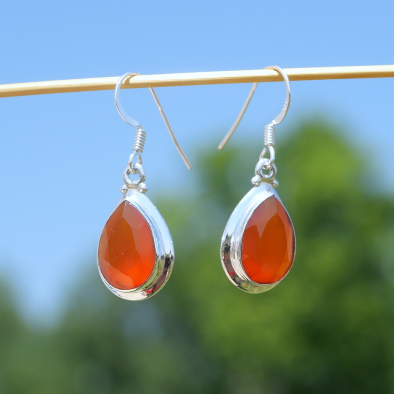 Boucles d'oreilles goutte en argent lisse et pierre facettée en Cornaline