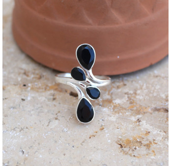 Longue bague 4 pierres gouttes facettées en Onyx noir et argent T60