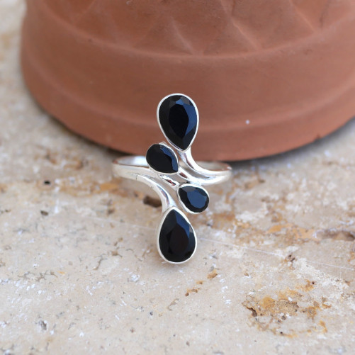 Longue bague 4 pierres gouttes facettées en Onyx noir et argent T60