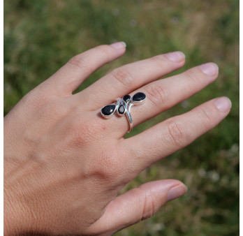 Longue bague 4 pierres gouttes facettées en Onyx noir et argent T60