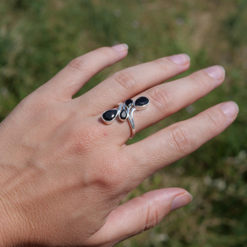 Longue bague 4 pierres gouttes facettées en Onyx noir et argent T60
